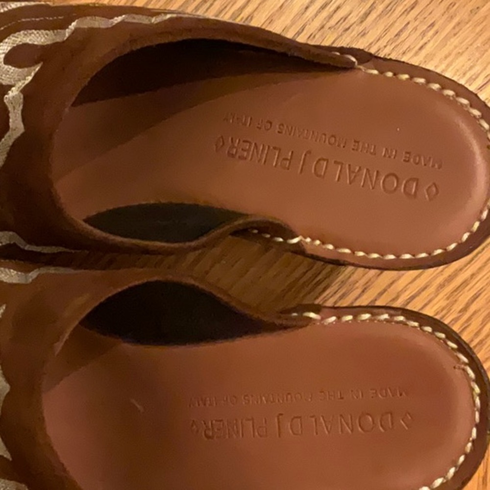 Beautiful Donald J. Pliner mules. Size 7.5 - Picture 6 of 7
